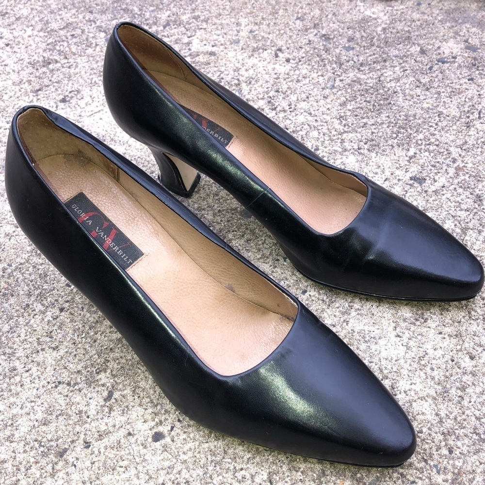 Gloria Vanderbilt Leather Pumps